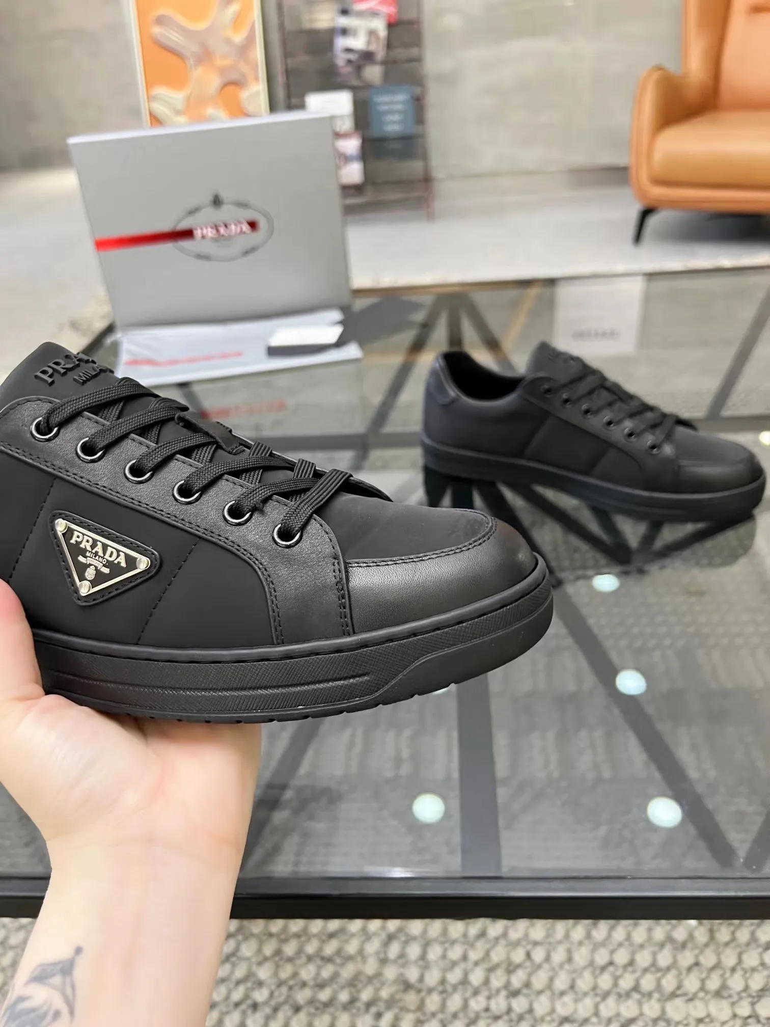 P380 38-45 Prada Prada’s new men’s leather sneakers, the highest version on the market, any comparison is welcome🆚! The original leather has excellent texture and is super high-end! Fetal sheep net lining imported from Italy, removable pad! Luxurious materials and fine workmanship, highly recommended!